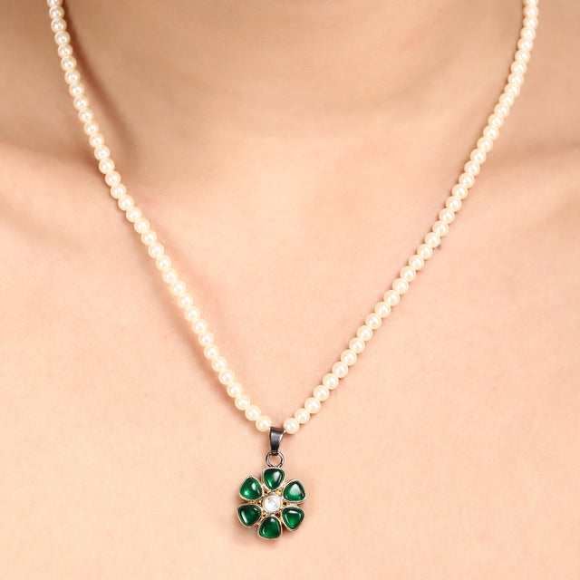 Advika Keava Kundan Pendant Set