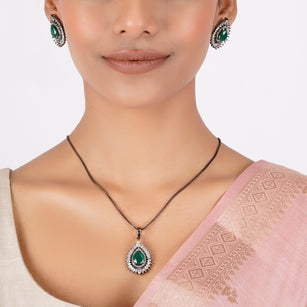 Black Nyra Aarvi Pendant Set